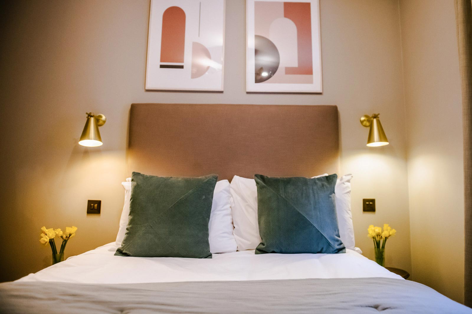 moya-brass-wall-light-hy-hotel