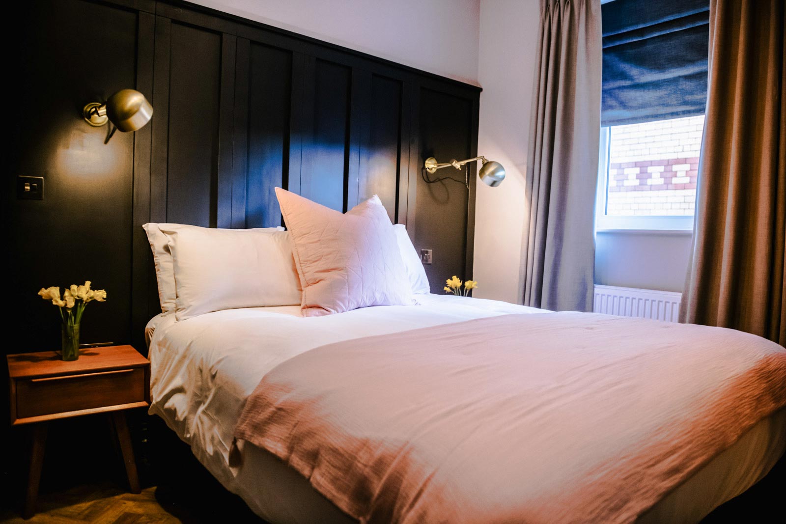 bogota-brass-wall-light-hy-hotel